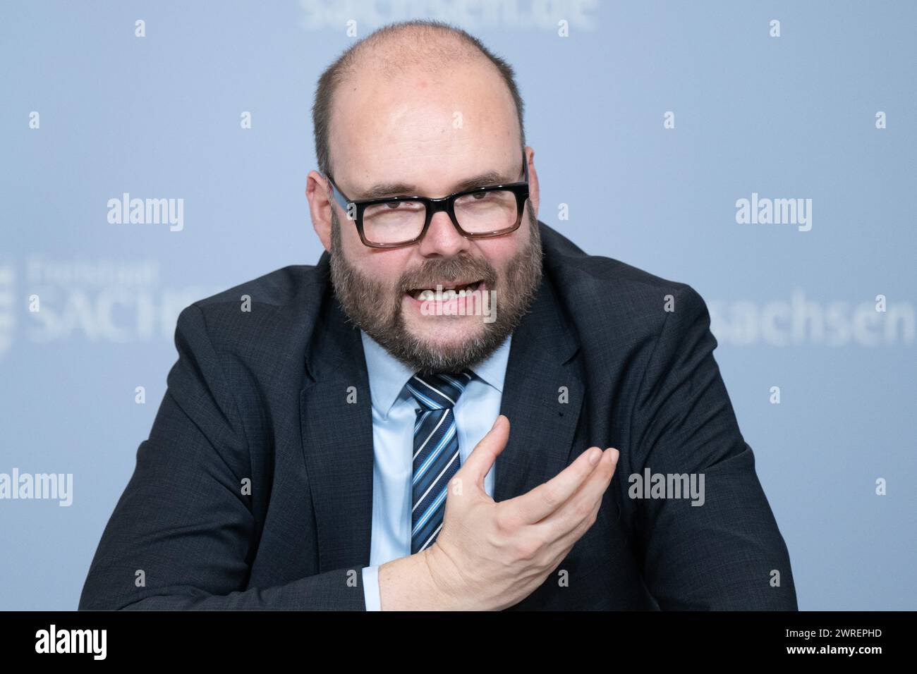 Dresden, Deutschland. März 2024. Christian Piwarz (CDU), sächsischer Minister für Bildung und Kultur, spricht auf einer Kabinettspressekonferenz. Piwarz stellte unter anderem die geplanten Änderungen des Grundschulzeitplans vor. Quelle: Sebastian Kahnert/dpa/Alamy Live News Stockfoto