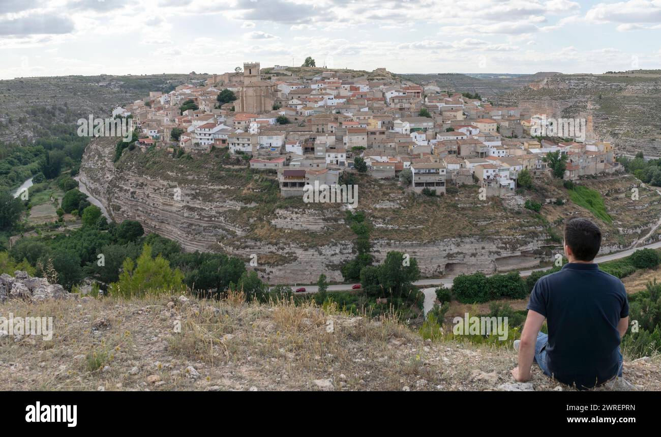 Eine Rückansicht eines Mannes auf einem Hügel mit Blick auf Jorquera Stockfoto