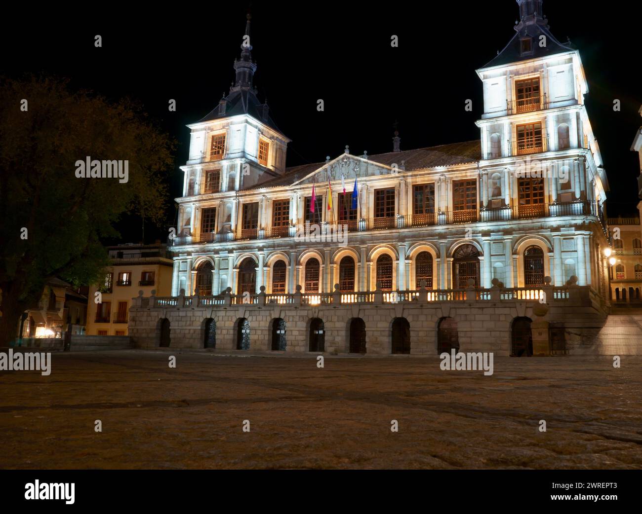 Das historische Gebäude des Diputacion Provincial de Toledo ist bei Nacht beleuchtet Stockfoto