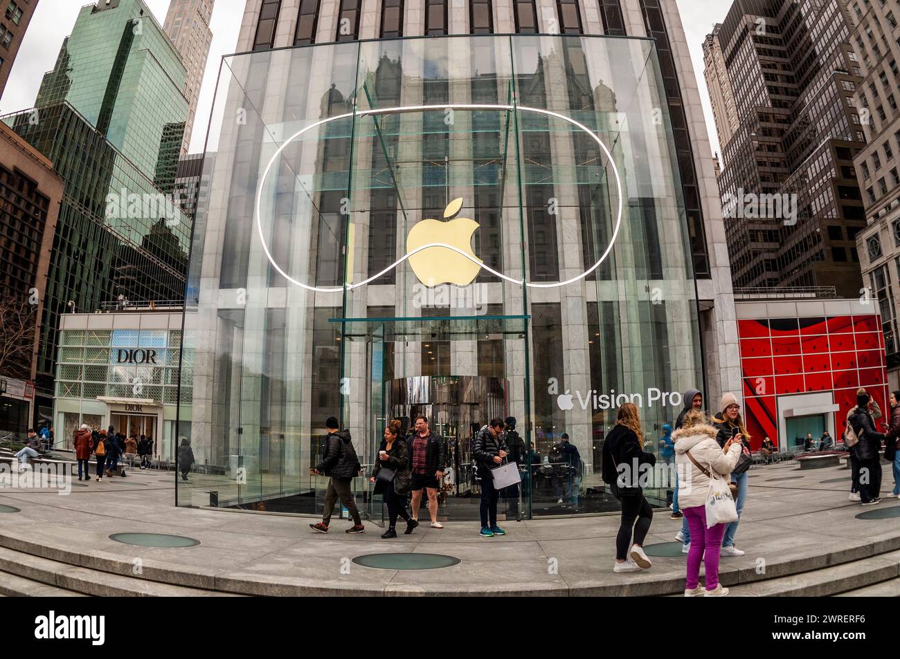 Apple Vision Pro Werbung schmückt den Apple Store in der Fifth Avenue am Sonntag, den 10. März 2024. (© Richard B. Levine) Stockfoto