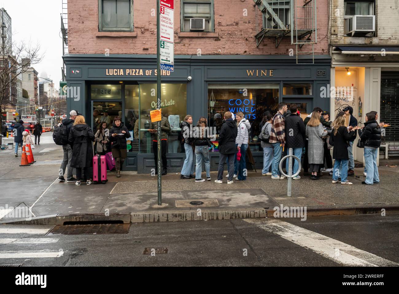 An einem regnerischen Samstag, dem 9. März 2024, treffen sich Jugendliche Pizzaliebhaber außerhalb der beliebten Lucia Pizza of Soho im Stadtviertel Soho in New York. (© Richard B. Levine) Stockfoto