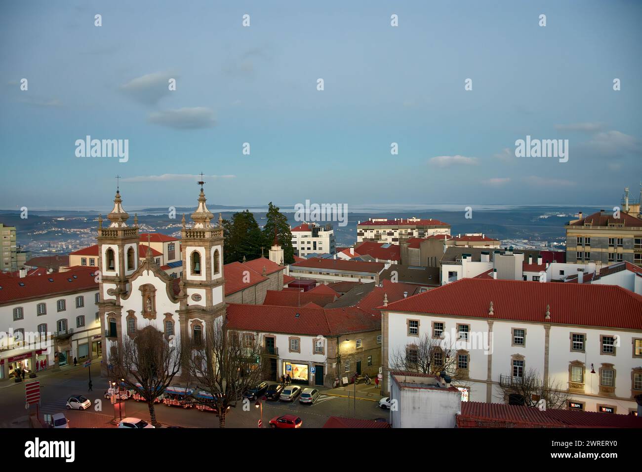 Blick von oben auf La Guarda Portugal in der Abenddämmerung und Hervorhebung der Kirche Misericordia Stockfoto