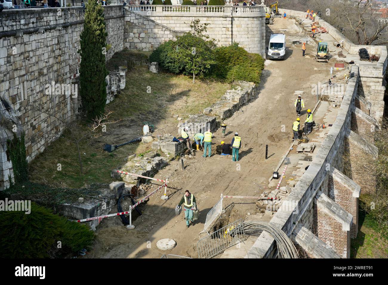 Arbeiter, die Restaurierungsarbeiten auf der Burg Buda durchführen. Stockfoto