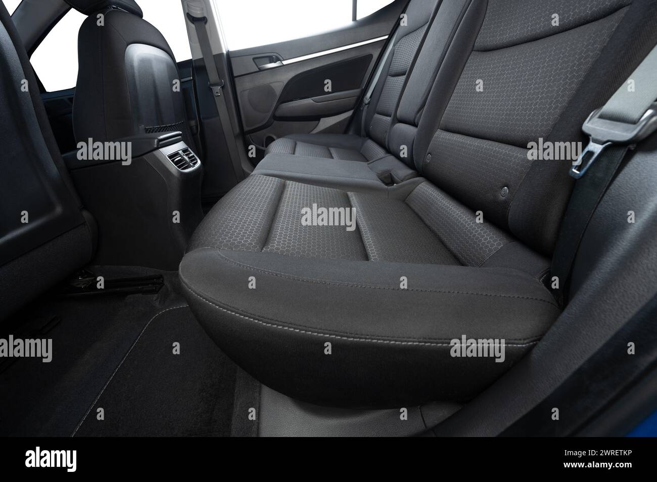 Heckraum mit Klimaanlage, dunklem Innenraum und isoliertem Fenster Stockfoto