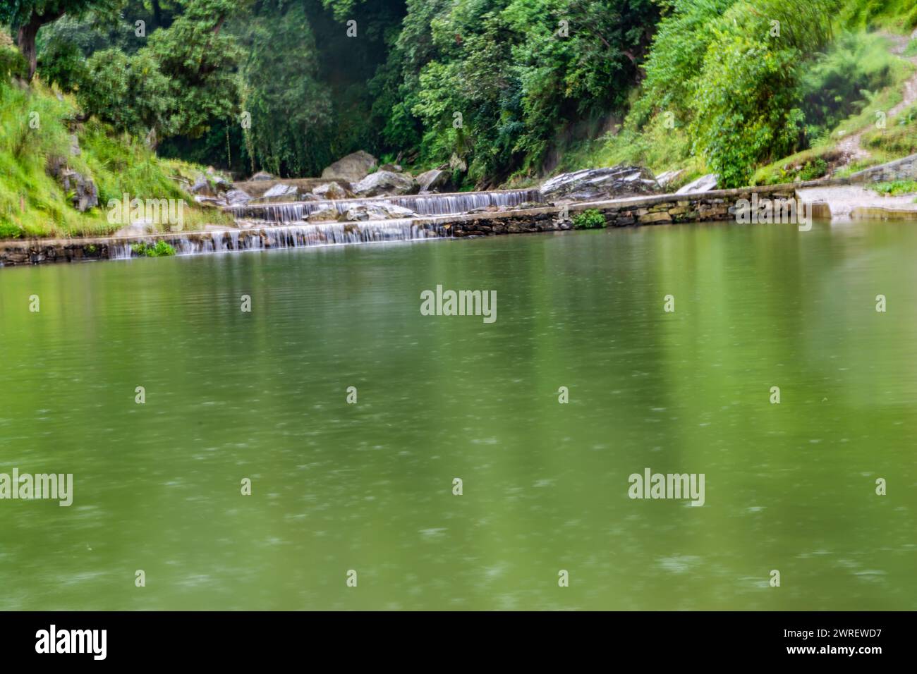 Kleiner Wasserfall mit einem kleinen See in der Nähe von Bhimtal. Landschaftsblick auf einen kleinen Wasserfall in den Bergen. Kristalliner Wasserfall. Stockfoto