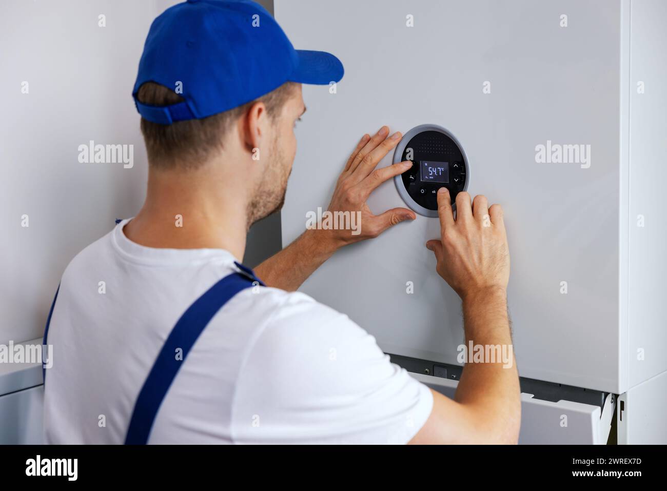 Wartungs- und Reparaturtechniker, der am Gasheizungskessel arbeitet Stockfoto