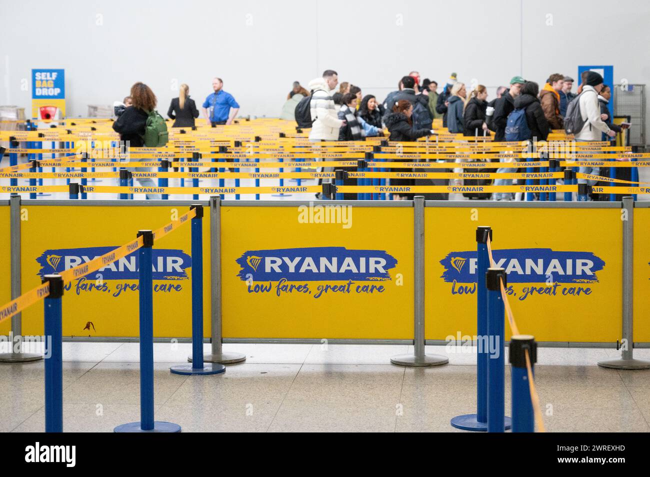 Check-in an den Ryanair-Schaltern am Flughafen London Stansted Stockfoto