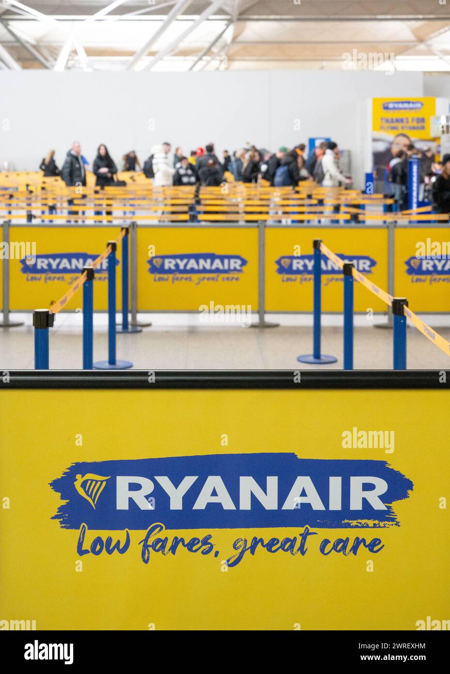 Check-in an den Ryanair-Schaltern am Flughafen London Stansted Stockfoto