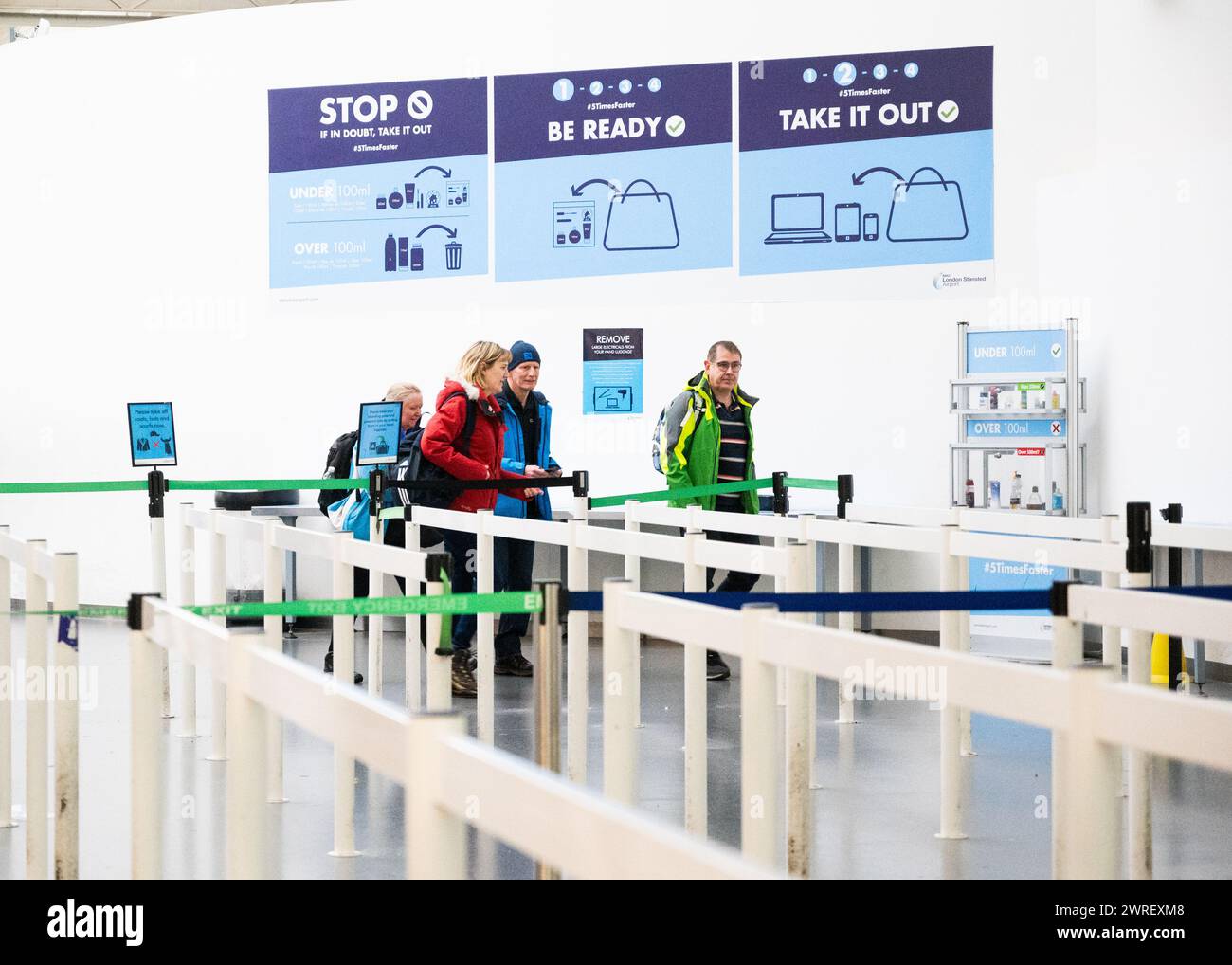 Security am Flughafen London Stansted Stockfoto