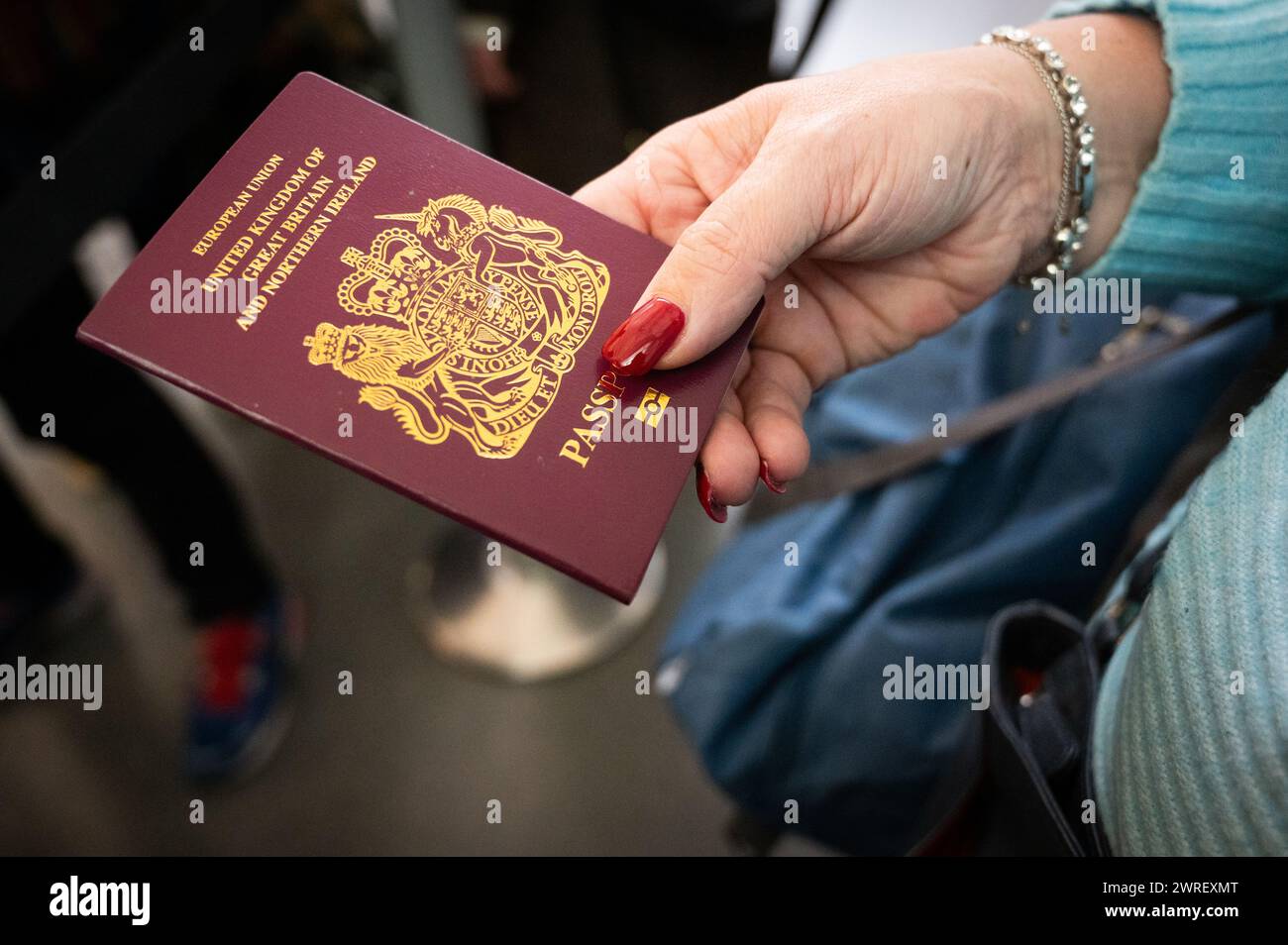 Roter britischer E-Pass, ausgestellt vor dem Brexit 2016 Stockfoto