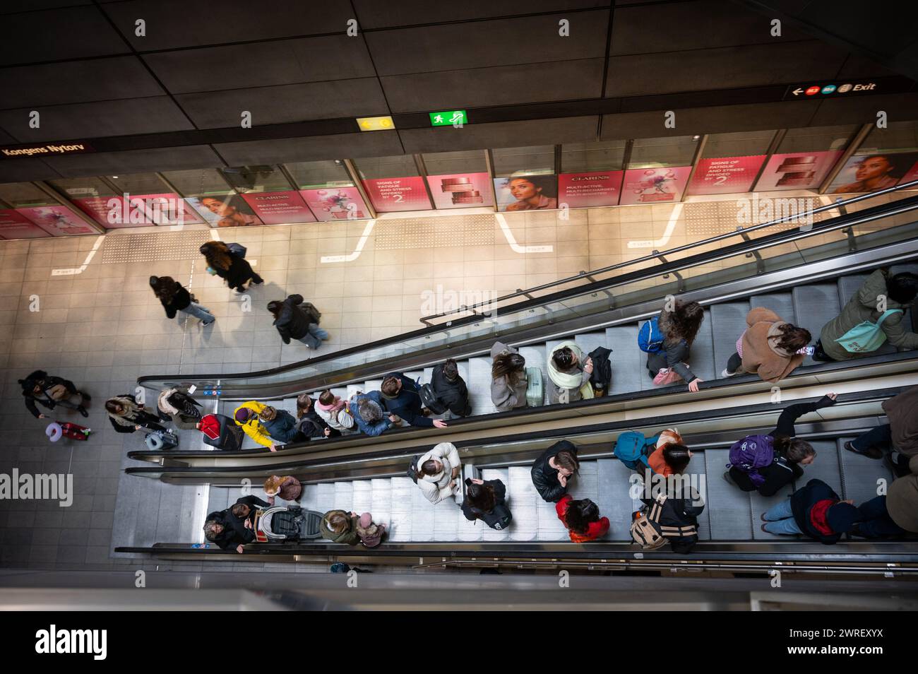 Pendler auf einer Rolltreppe im Kopenhagener Metro-System Stockfoto