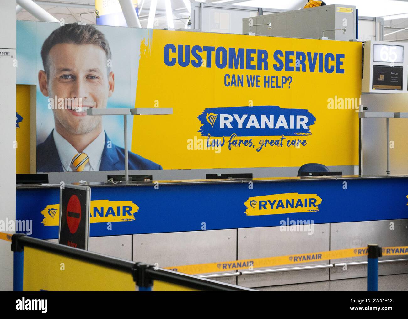 Ryanair Kundenservice-Schalter am Flughafen London Stansted Stockfoto