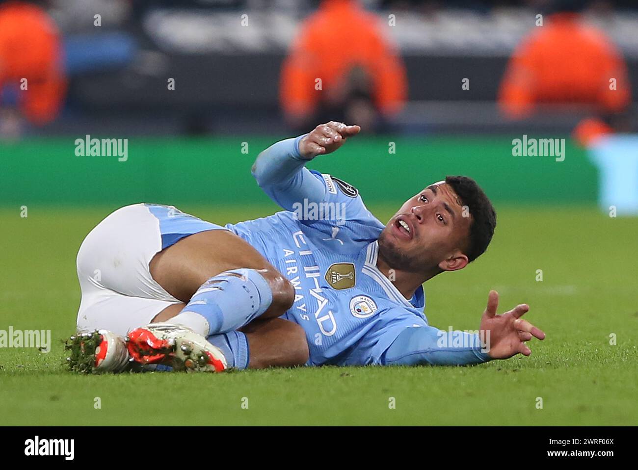 Matheus Nunes aus Manchester City wird verletzt durch eine Fingerverletzung. - Manchester City gegen F.C. Kopenhagen, UEFA Champions League, Achtelfinale, 2. Leg, Etihad-Stadion, Manchester, Großbritannien. - 6. März 2024. Nur redaktionelle Verwendung – es gelten Einschränkungen für DataCo. Stockfoto