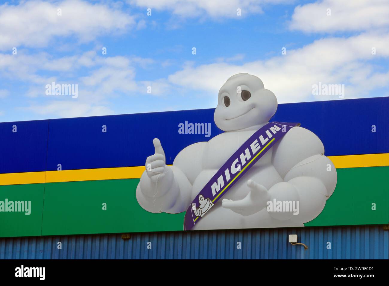 Bibendum oder Michelin man, das offizielle Maskottchen der französischen Reifenfirma Michelin, gegründet 1889. Salo, Finnland. März 2024. Stockfoto