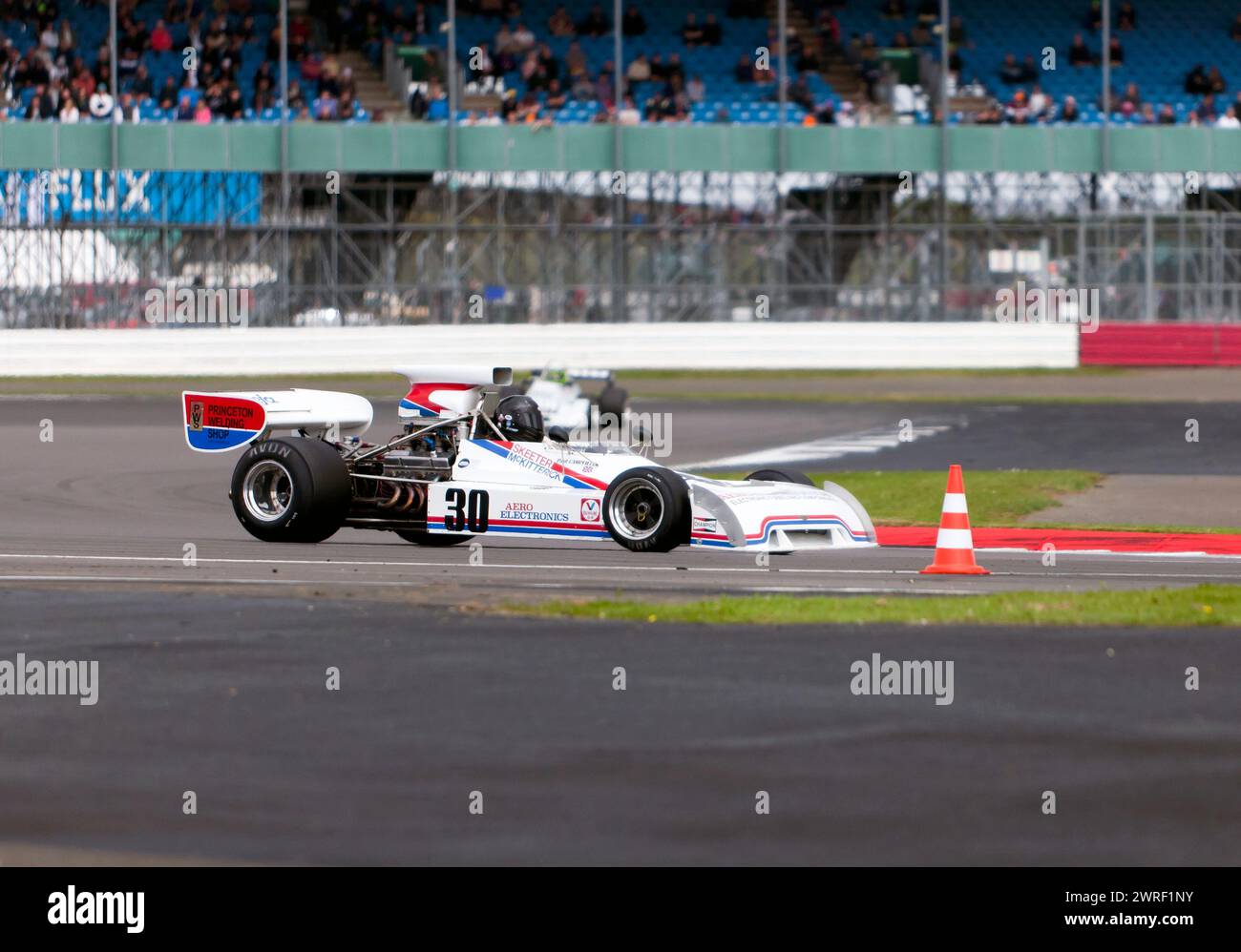Paul Campfield fuhr seinen White, 1973, Chevron B24, während der Derek Bell Trophy für HSCC Formula Libre, beim Silverstone Festival 2023 Stockfoto
