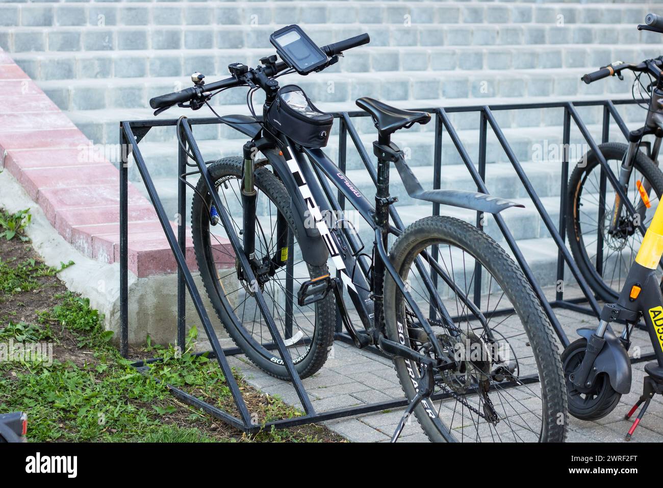 Weißrussland, Minsk - 20. september 2023: Fahrräder werden auf dem Fahrradparkplatz festgeschnallt Stockfoto