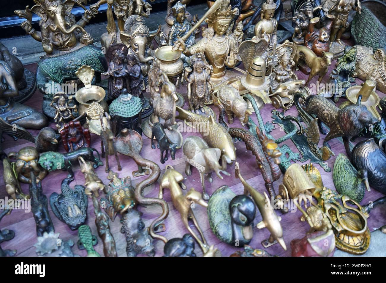 Sammlung des Kunsthandwerksgeschäfts aus Messing auf dem Flohmarkt am See in Pokhara, Nepal Stockfoto