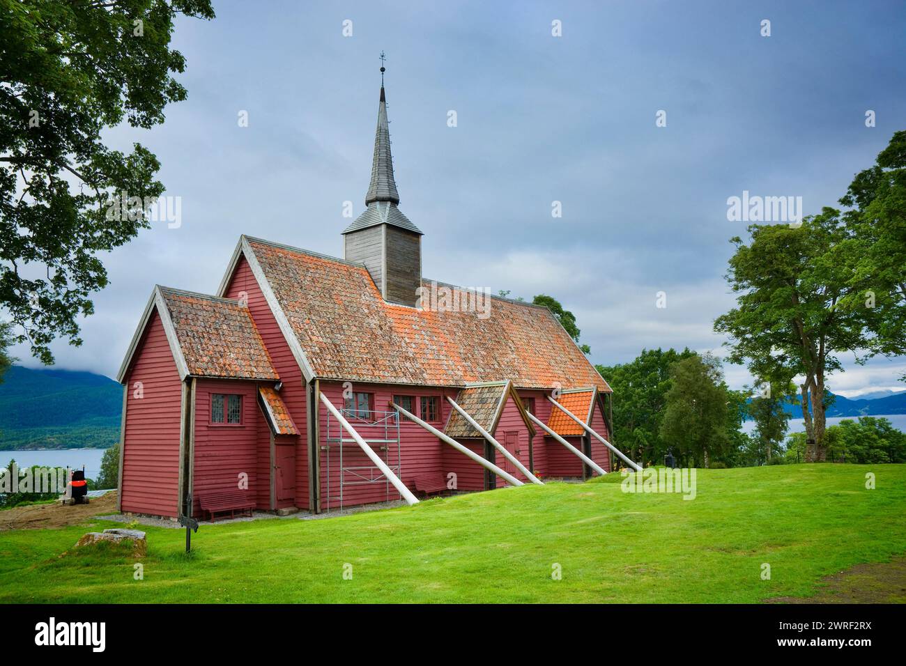 Stabkirche Kvernes, Norwegen Stockfoto