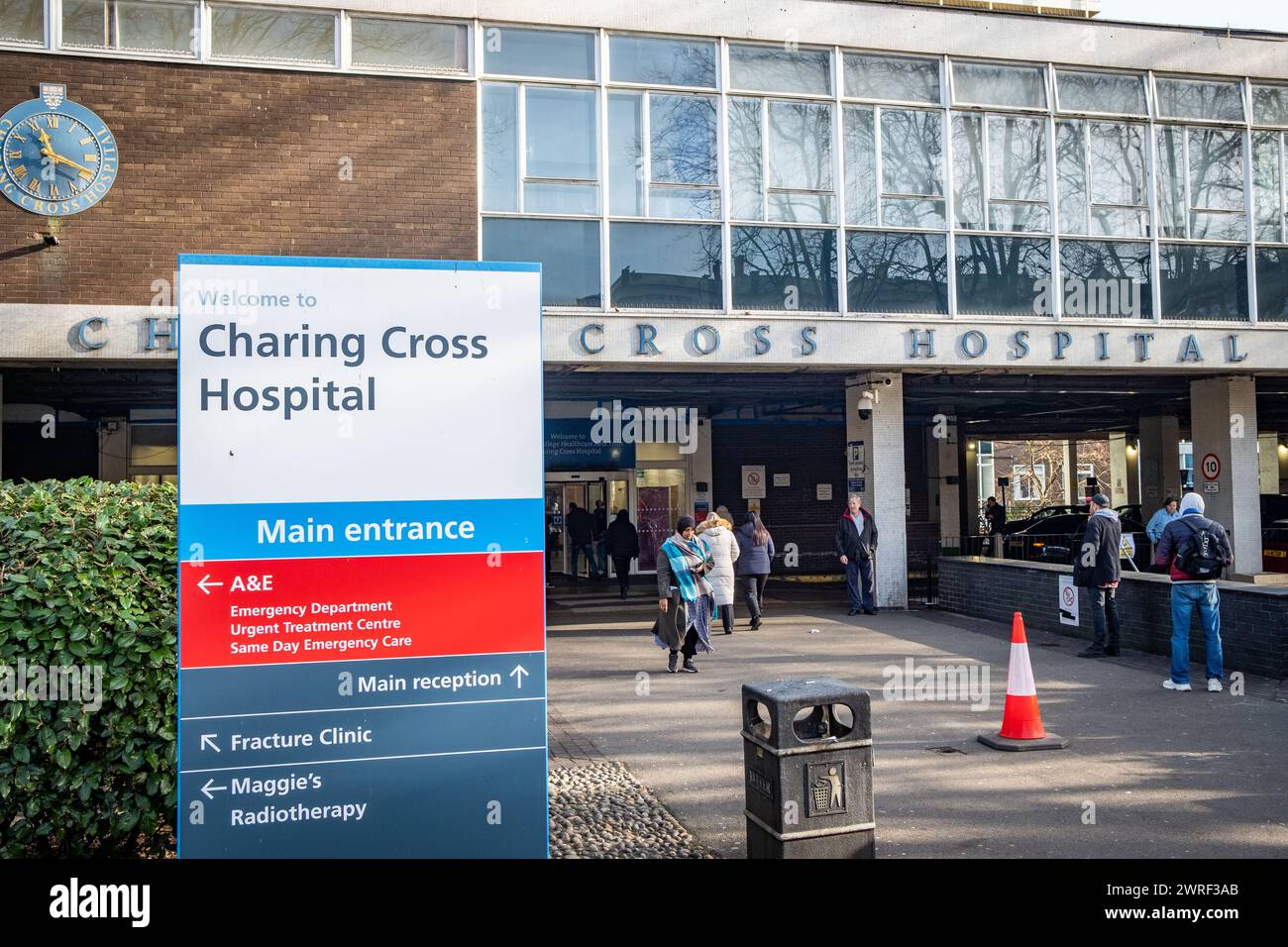 LONDON, 4. FEBRUAR 2024: Charing Cross Hospital an der Fulham Palace Road in Hammersmith, West London. Stockfoto