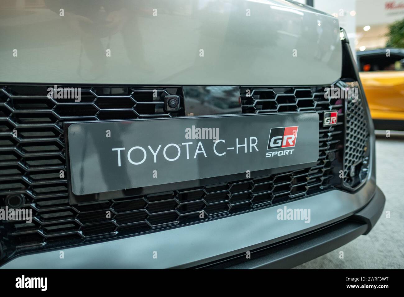 LONDON, 13. FEBRUAR 2024: Der neue Toyota C-HR GR Sportwagen wird im Ausstellungsraum ausgestellt. Toyotas neue Fahrzeugpalette im Jahr 2024. Stockfoto
