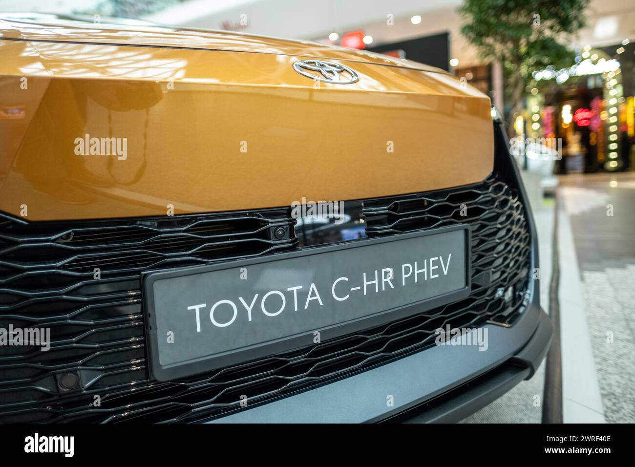 LONDON, 13. FEBRUAR 2024: Das neue Toyota C-HR PHEV-Fahrzeug wird im Ausstellungsraum ausgestellt. Toyotas neue Fahrzeugpalette im Jahr 2024. Stockfoto