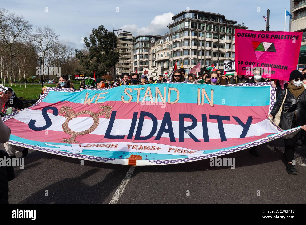 Pro-Palästina-protestmarsch in London, Großbritannien, Protest gegen den Konflikt im Gazastreifen und gegen die israelische Besatzung. London Trans Stolz auf Solidarität Stockfoto