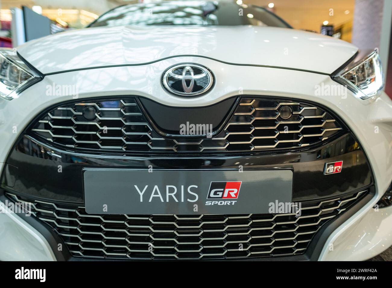 LONDON, 13. FEBRUAR 2024: Der neue Toyota Yaris Cross GR Sportwagen wird im Ausstellungsraum ausgestellt. Toyotas neue Fahrzeugpalette im Jahr 2024. Stockfoto