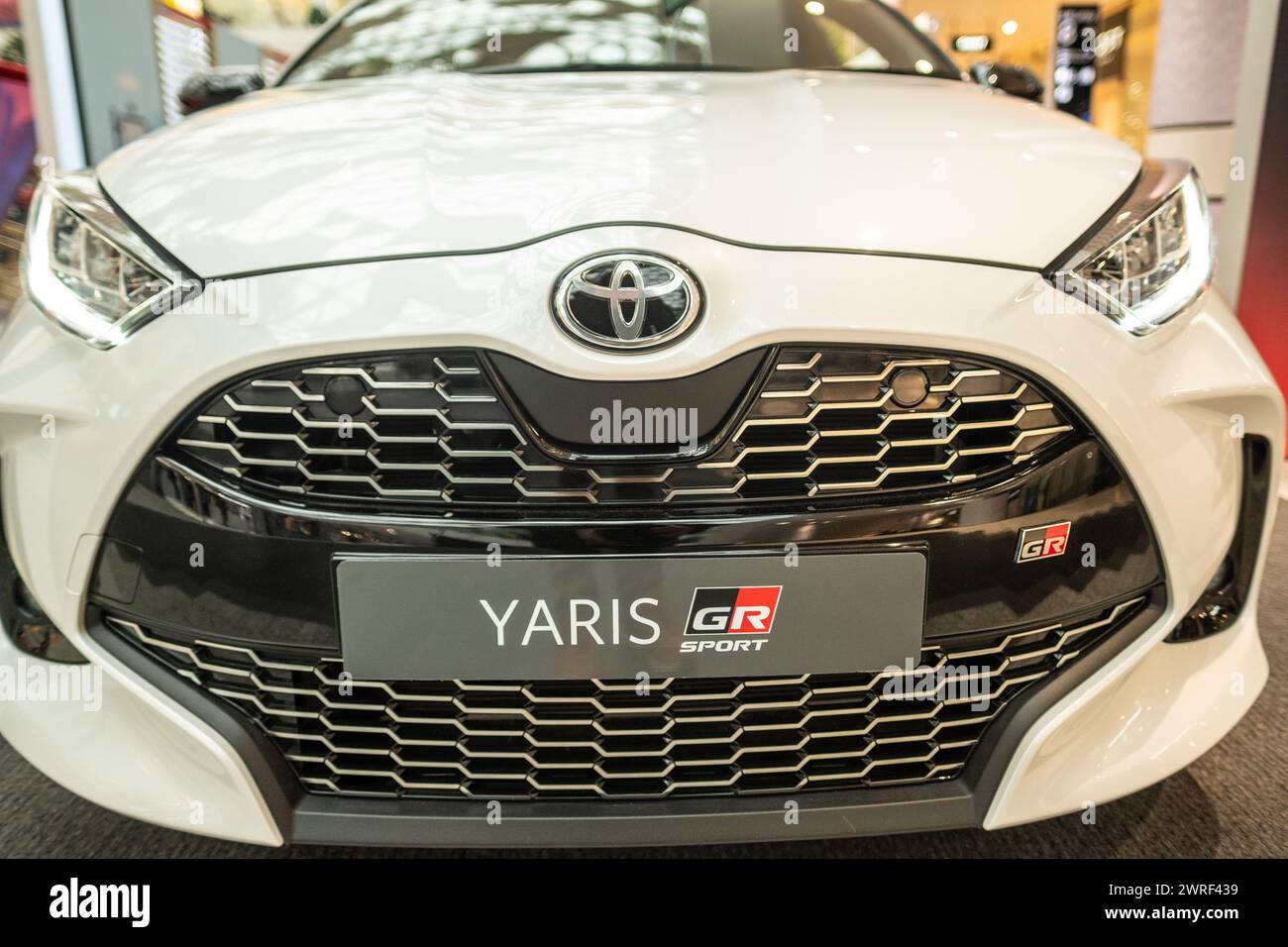 LONDON, 13. FEBRUAR 2024: Der neue Toyota Yaris Cross GR Sportwagen wird im Ausstellungsraum ausgestellt. Toyotas neue Fahrzeugpalette im Jahr 2024. Stockfoto