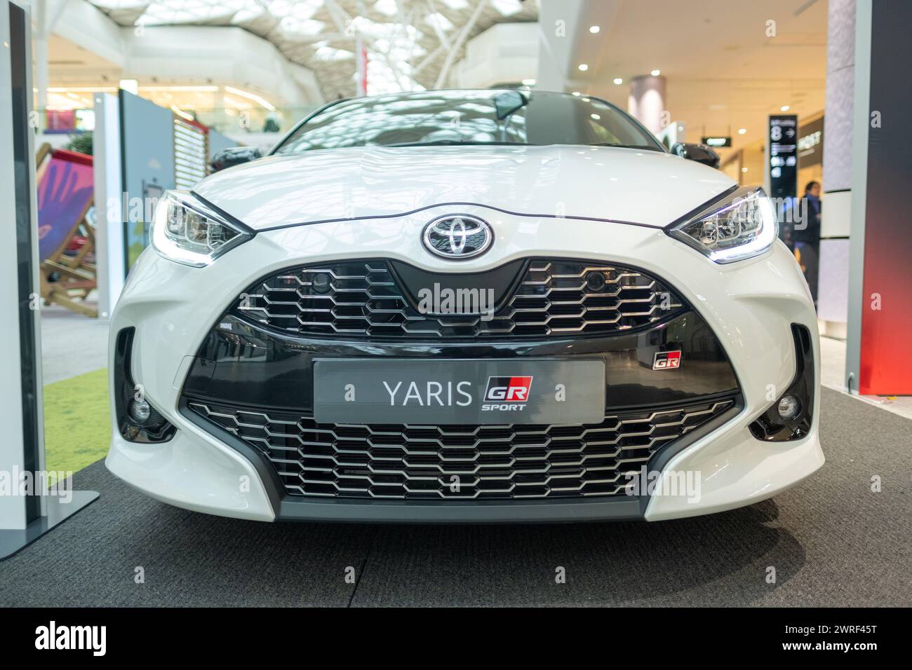 LONDON, 13. FEBRUAR 2024: Der neue Toyota Yaris Cross GR Sportwagen wird im Ausstellungsraum ausgestellt. Toyotas neue Fahrzeugpalette im Jahr 2024. Stockfoto