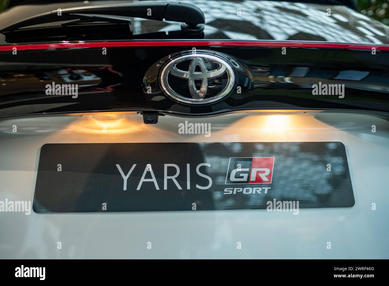 LONDON, 13. FEBRUAR 2024: Der neue Toyota Yaris Cross GR Sportwagen wird im Ausstellungsraum ausgestellt. Toyotas neue Fahrzeugpalette im Jahr 2024. Stockfoto
