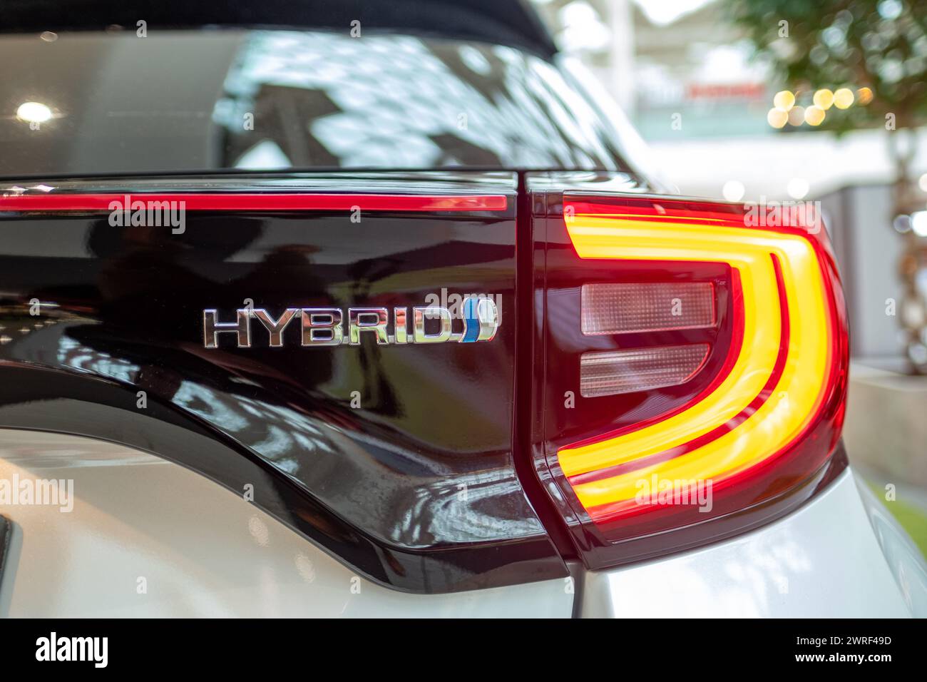 LONDON, 13. FEBRUAR 2024: Der neue Toyota Yaris Cross GR Sportwagen wird im Ausstellungsraum ausgestellt. Toyotas neue Fahrzeugpalette im Jahr 2024. Stockfoto