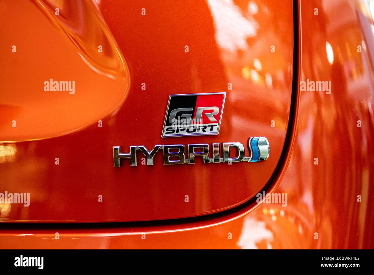 LONDON, 13. FEBRUAR 2024: Der neue Toyota Yaris Cross GR Sportwagen wird im Ausstellungsraum ausgestellt. Toyotas neue Fahrzeugpalette im Jahr 2024. Stockfoto