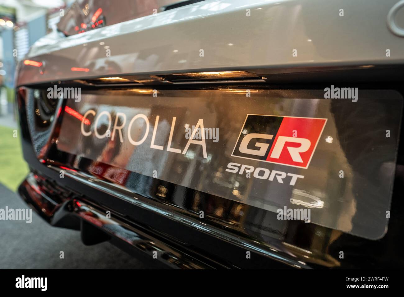 LONDON, 13. FEBRUAR 2024: Der neue Toyota Corolla GR Sportwagen wird im Ausstellungsraum ausgestellt. Toyotas neue Fahrzeugpalette im Jahr 2024. Stockfoto