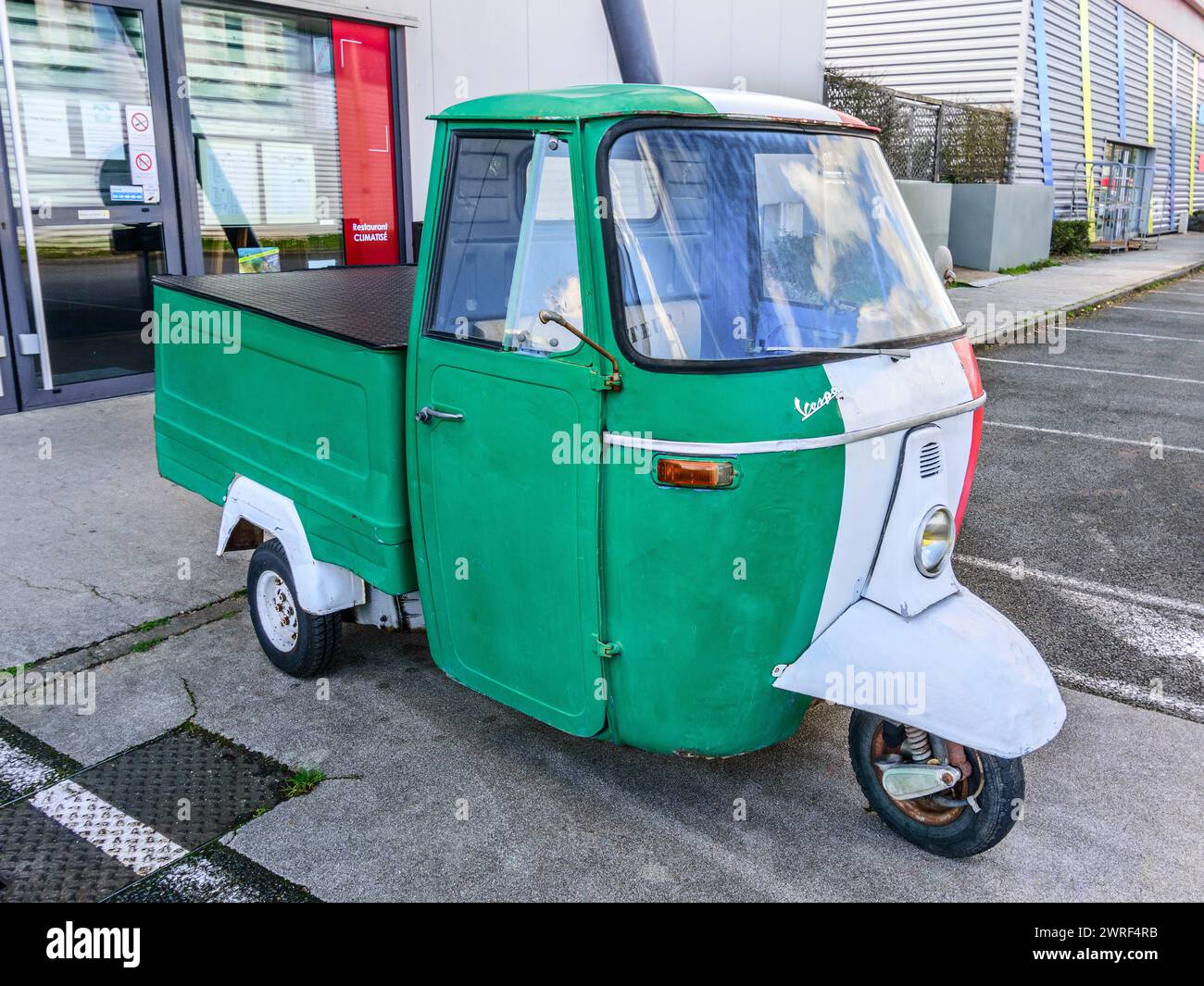 Piaggio Vespa Ape, Minibus mit 3 Rädern - statische Attraktion im Restaurant „Le Triporteur“ in Chatellerault, Vienne (86), Frankreich. Stockfoto