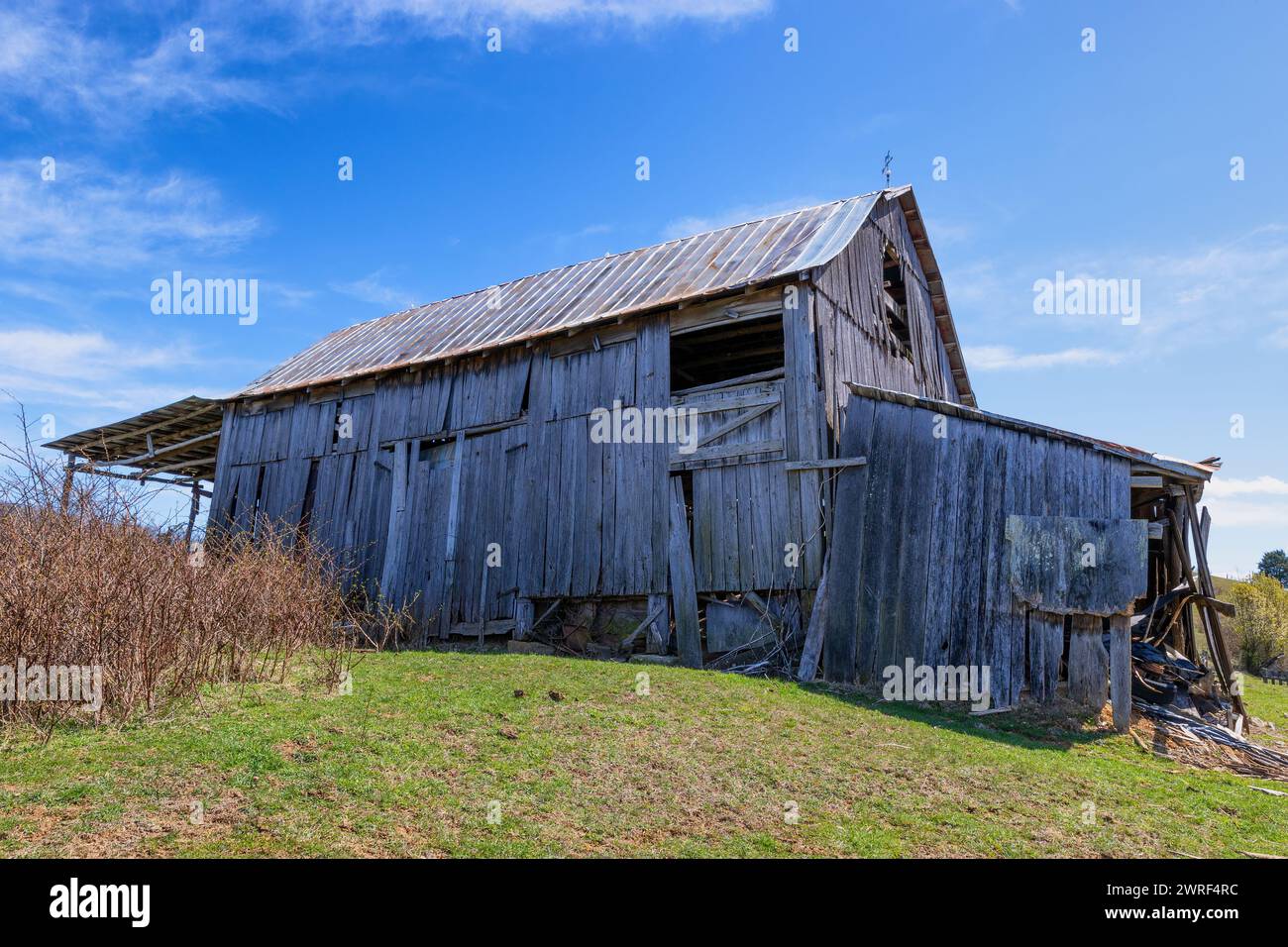 Verlassene alte Scheune im ländlichen Virginia, auf einem Hang. Stockfoto