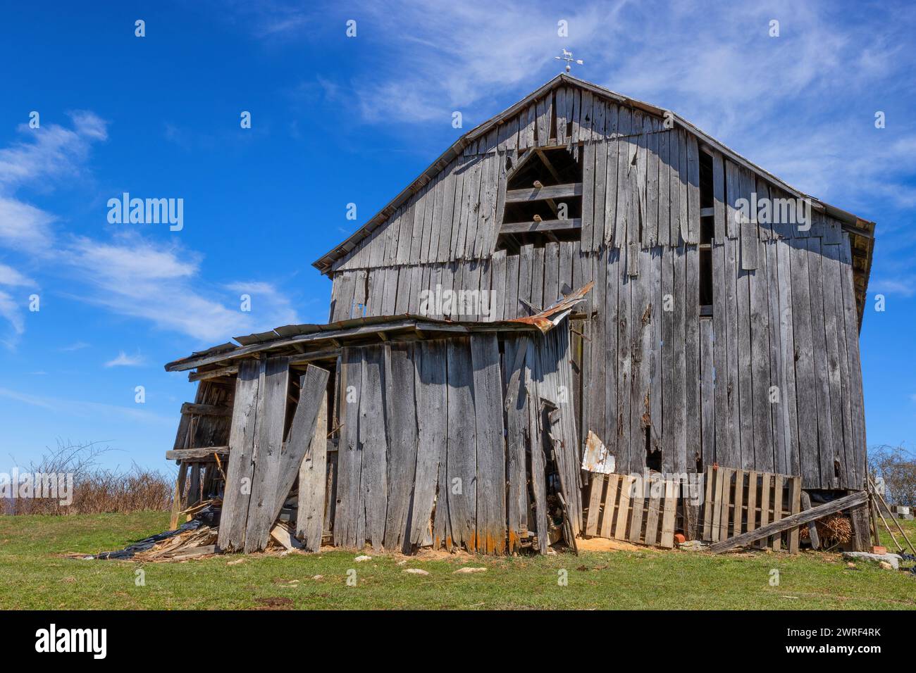 Verlassene alte Scheune im ländlichen Virginia, auf einem Hang. Stockfoto