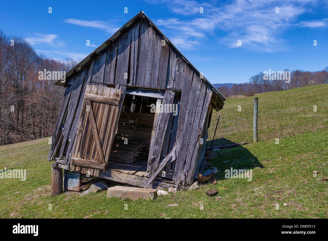 Verlassene Nebengebäude der Farm befinden sich auf einem Hügel im ländlichen Virginia, USA. Stockfoto