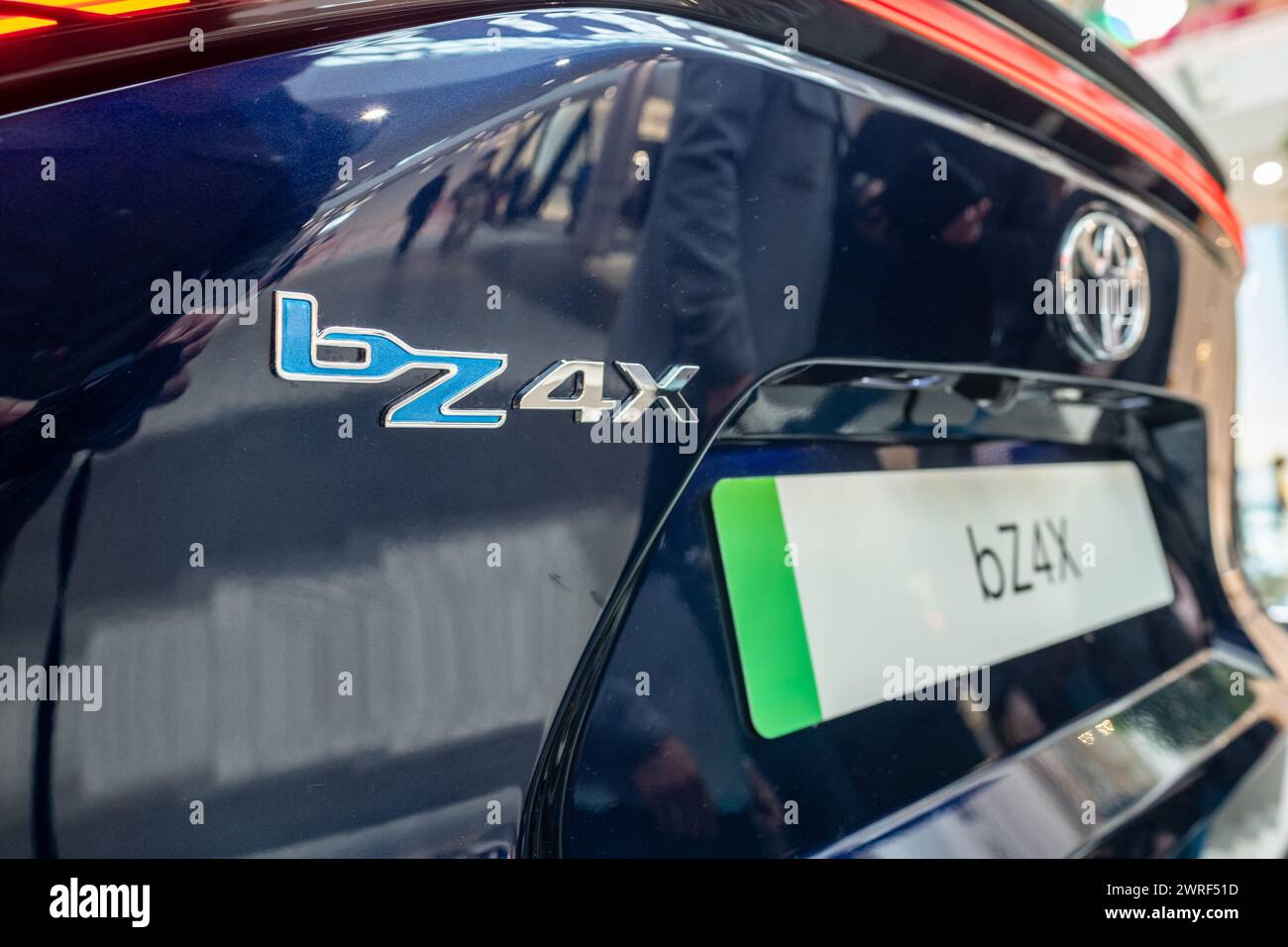 LONDON, 13. FEBRUAR 2024: Neues Elektroauto Toyota bz4a im Ausstellungsraum. Toyotas neue Fahrzeugpalette im Jahr 2024. Stockfoto
