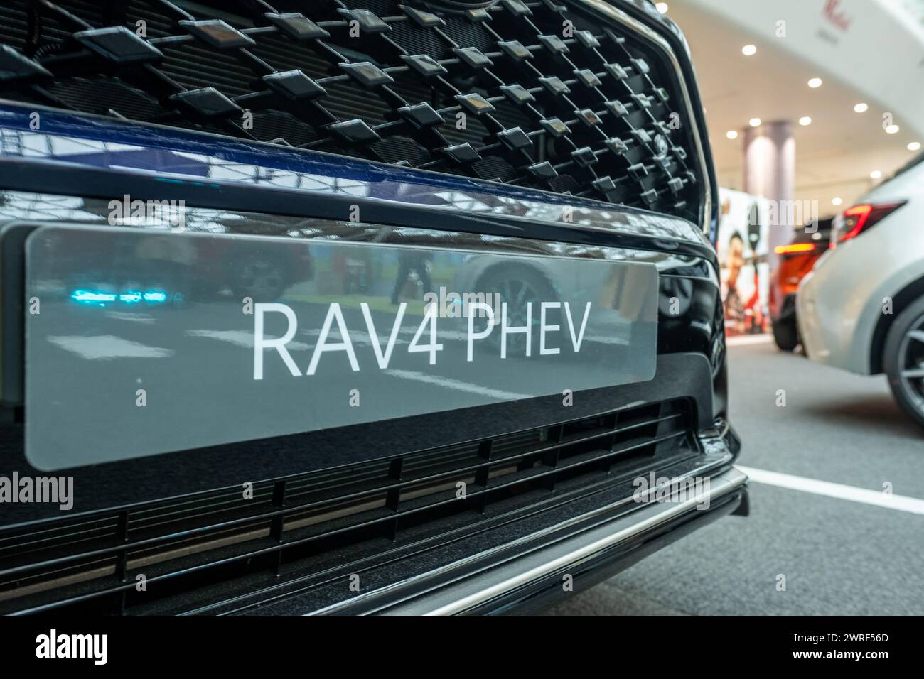 LONDON, 13. FEBRUAR 2024: Der neue Toyota RAV4 Hybrid wird im Ausstellungsraum ausgestellt. Toyotas neue Fahrzeugpalette im Jahr 2024. Stockfoto