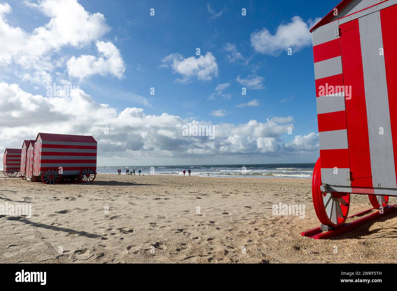 La ville cotiere de La Panne - Cabines à roues sur la plage | Stadt an der belgischen Küste - de Panne - Radkabine auf dem Sand Stockfoto