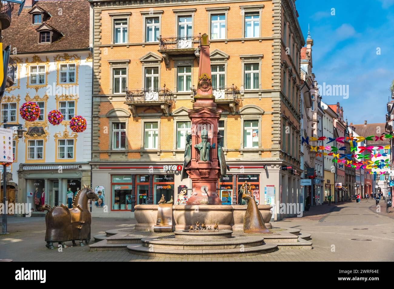 Malerischer Blick auf den berühmten Brunnen Kaiserbrunnen am Marktplatz der Altstadt in Konstanz am Bodensee in... Stockfoto