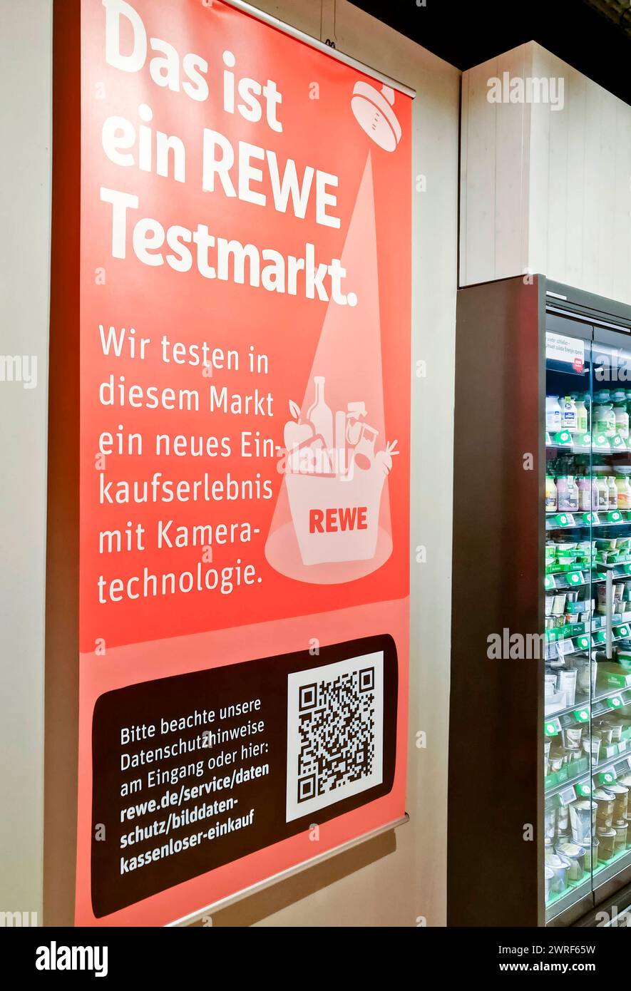 REWE Testmarkt mit Kameratechnologie 20240312ad634 REWE Pick&go kassenloser Scan-freie Einkauf Bezahlung Videoaufnahmen im teilnehmenden Markt Verarbeitung personenbezogene Daten Datenschutz Videoaufzeichnung im Markt installierte Videokameras Einkaufserlebnis Supermarkt Einzelhandel Hamburg Deutschland *** REWE Test Store mit Kameratechnik 20240312ad634 REWE Pick Go Cashierless Scan kostenloser Einkauf Bezahlung Videoaufnahmen Bildaufnahmen im teilnehmenden Store Verarbeitung personenbezogener Daten Datenschutz Videoaufzeichnungs-Videokameras, die im Sto installiert sind Stockfoto