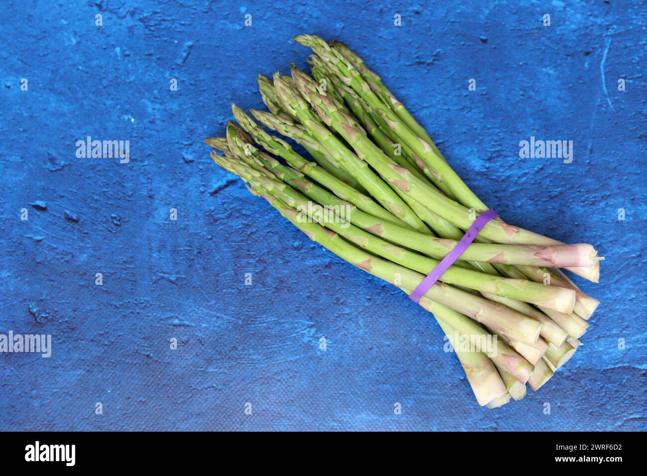 Stillleben Foto mit frischem Spargel auf einem Tisch. Nahaufnahme von frischem Bio-Gemüse. Gesunde Ernährung ausgewogenes Ernährungskonzept. Stockfoto