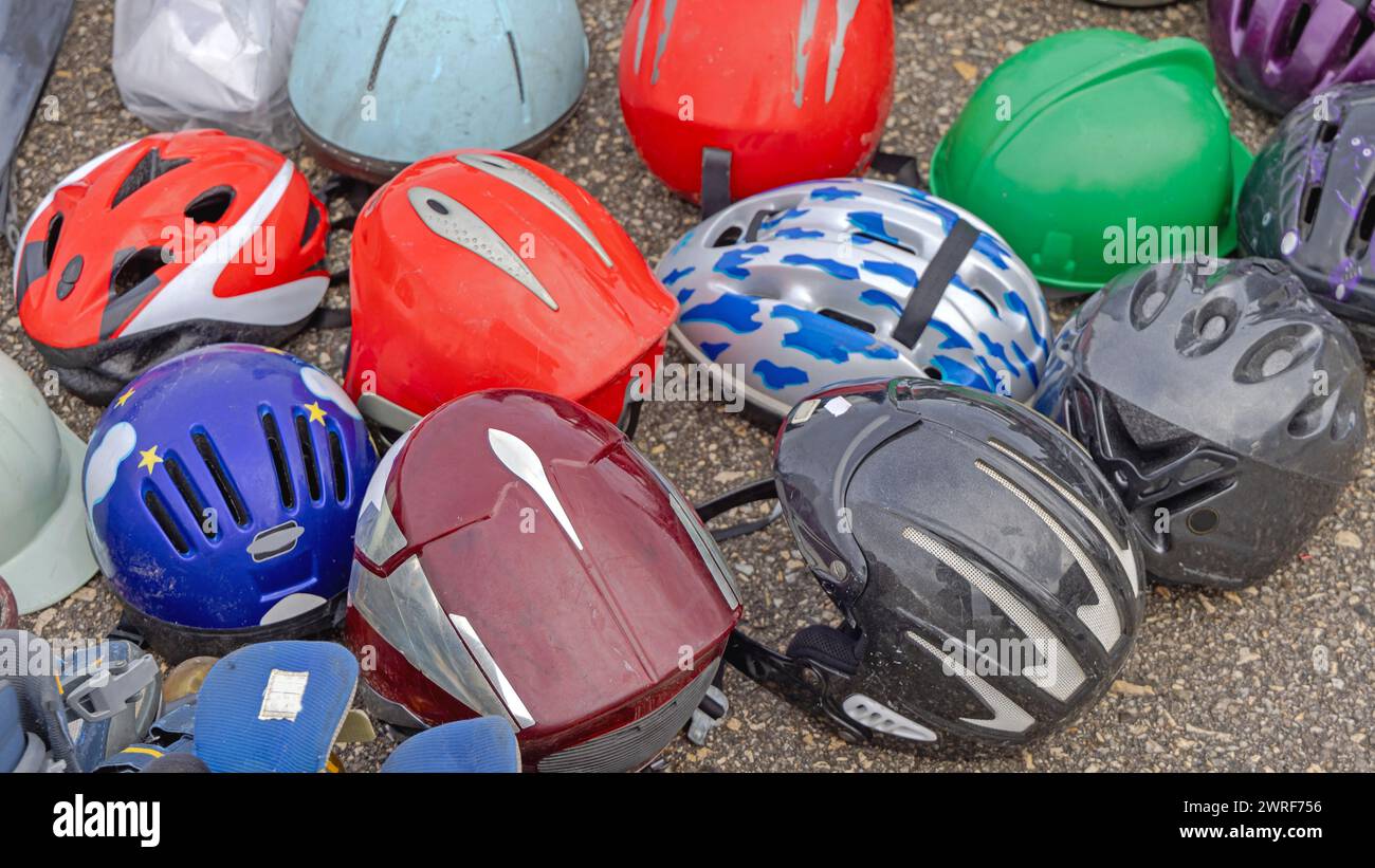 Gebrauchte Fahrradhelme Kopfschutz Ski Schutzausrüstung auf dem Flohmarkt Stockfoto