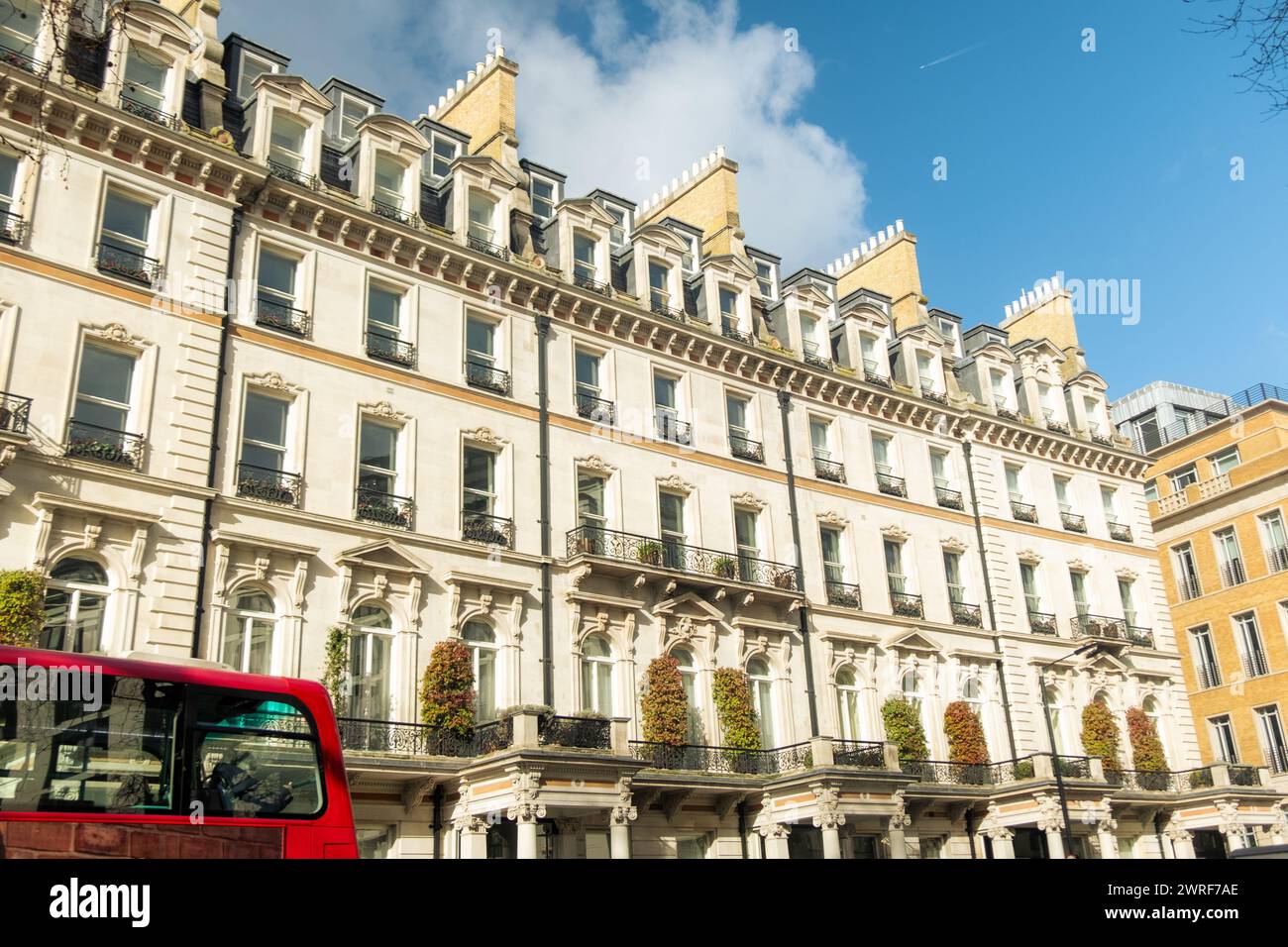 LONDON, 19. FEBRUAR 2024: Reihe von hohen, gehobenen Wohnhäusern in Knightsbridge, London Stockfoto