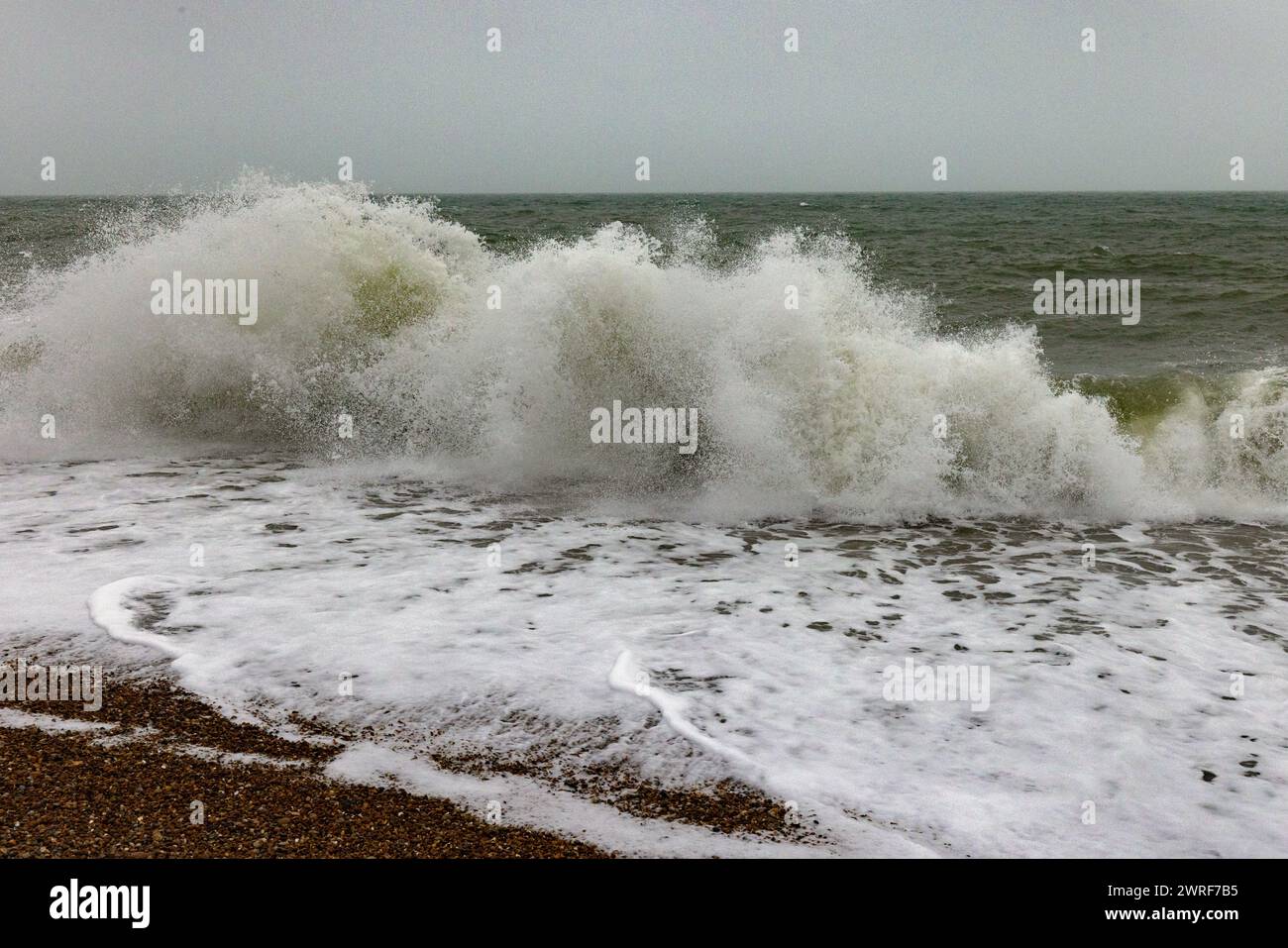 Brighton, Stadt Brighton & Hove, East Sussex, Großbritannien. Hochwasser bei der Frühlingsflut am Brighton Beach, während die Flut die Seeverkehrsabwehr trifft. März 2024. David Smith/Alamy Live News Stockfoto