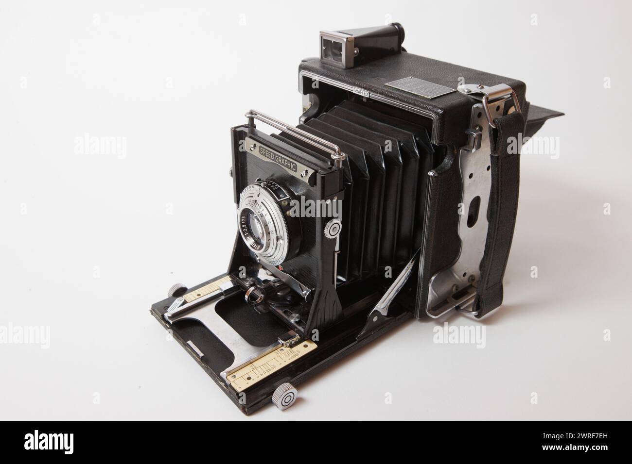 Graflex Speed Graphic 3 x 4 Filmkamera auf weißem Hintergrund. Stockfoto