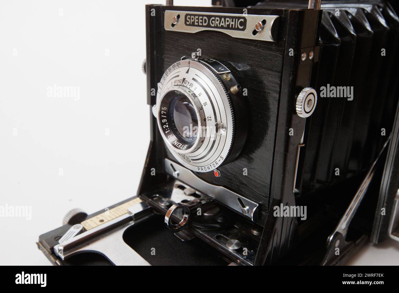 Graflex Speed Graphic 3 x 4 Filmkamera auf weißem Hintergrund. Stockfoto