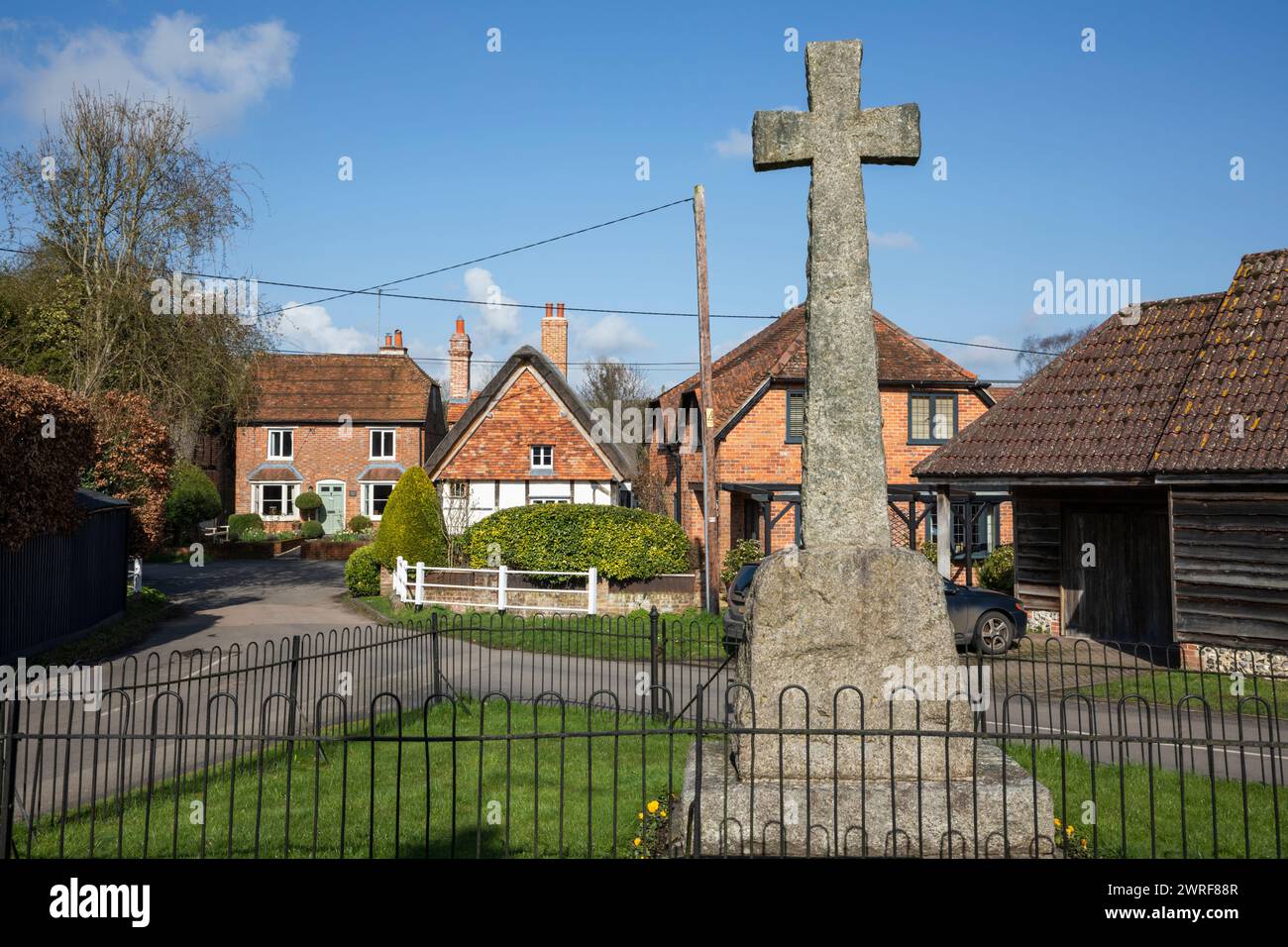The war Memorial und Cottages in Village on the River Lambourn, East Garston, Berkshire, England, Vereinigtes Königreich, Europa Stockfoto