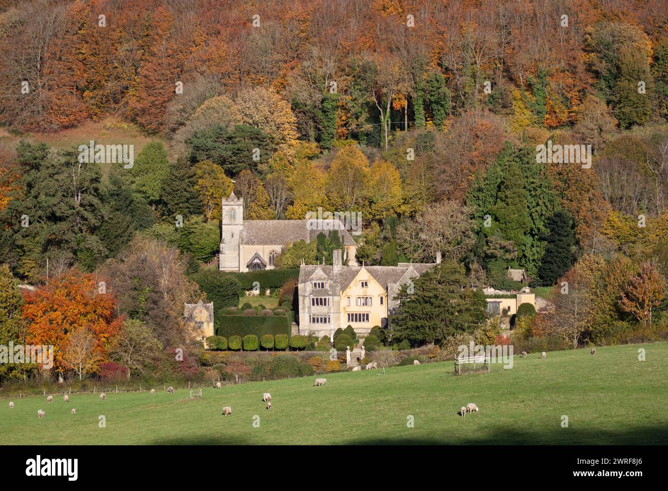 Owlpen Manor and Church in Herbstsonne, Owlpen, nahe Dursley, Cotswolds, Gloucestershire, England, Vereinigtes Königreich, Europa Stockfoto